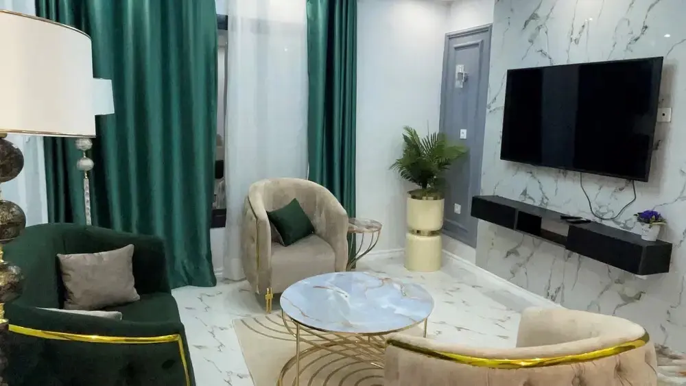 Séjour avec fauteuils et coin repas