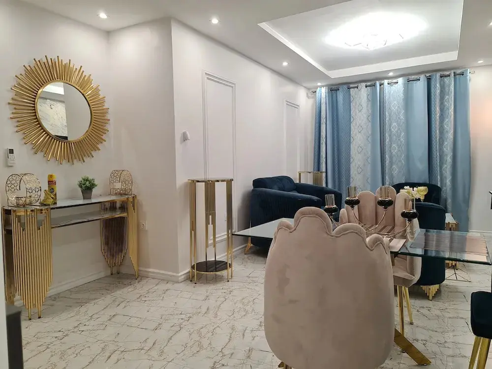Entrée d'un appartement, miroir soleil