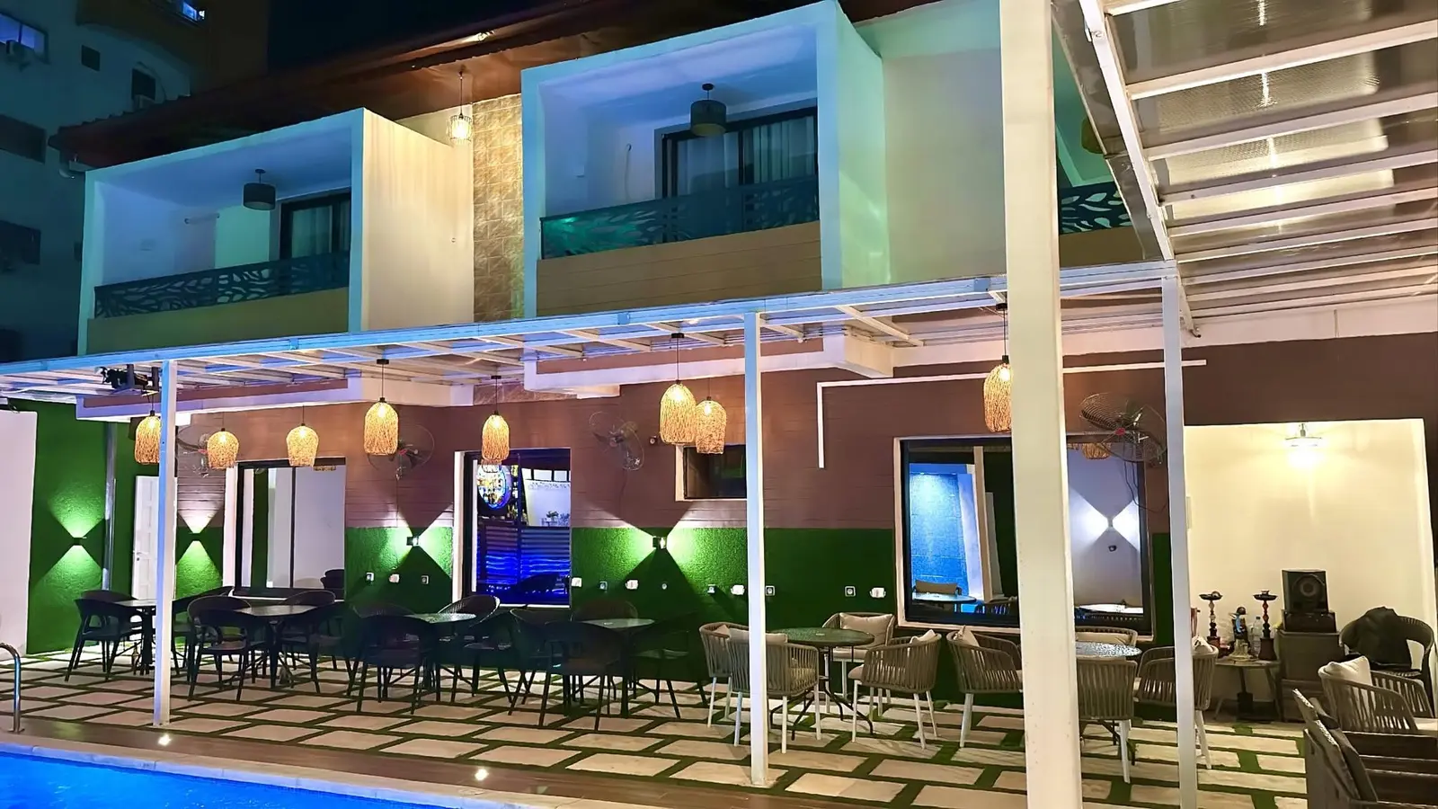 La terrasse et ses écrans au bord de la piscine
