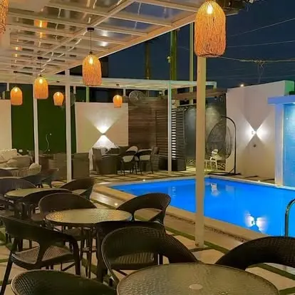 La terrasse dressée au bord de la piscine